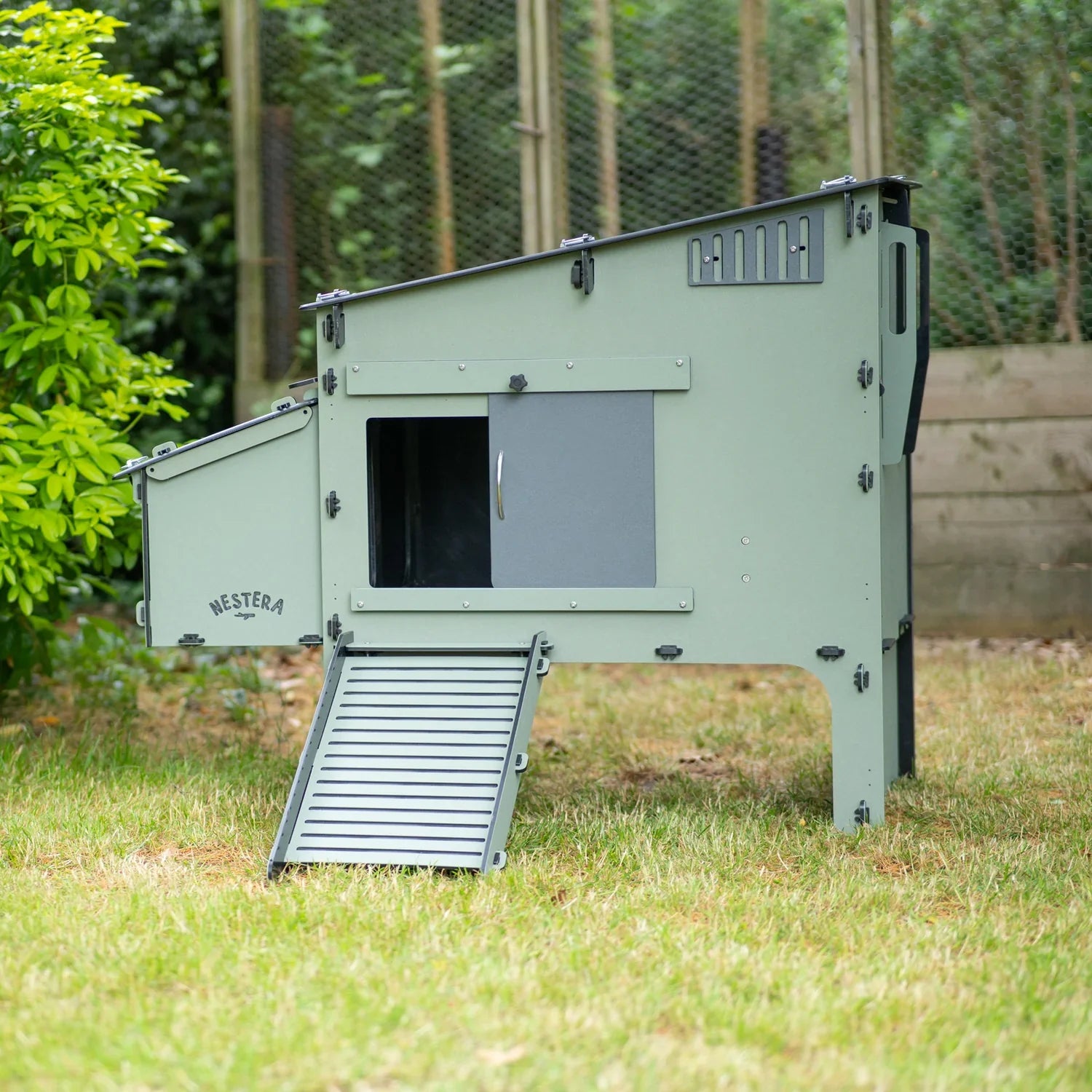 Hühnerstall aus recyceltem Kunststoff Aspen für 6 Hühner – Nestera